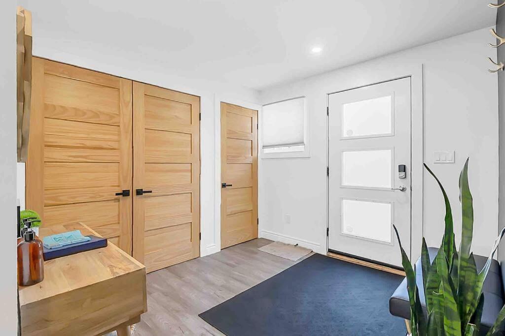 2 Bedroom Getaway On The River/Close To Marina Belle River エクステリア 写真