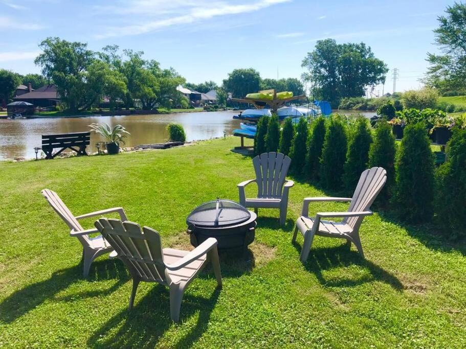 2 Bedroom Getaway On The River/Close To Marina Belle River エクステリア 写真
