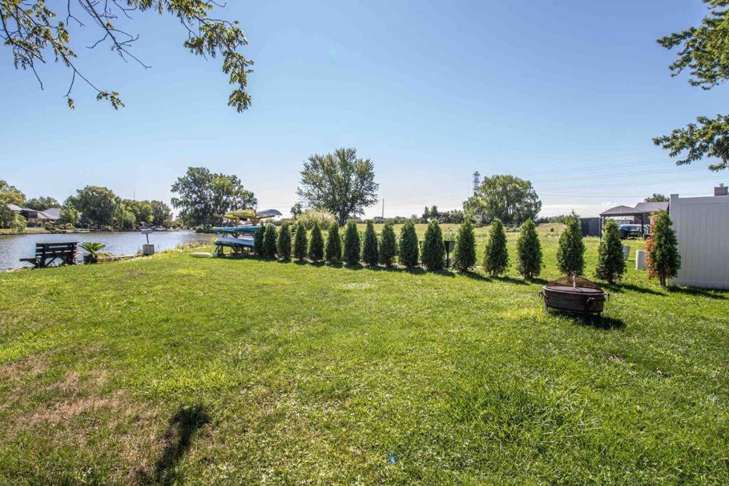 2 Bedroom Getaway On The River/Close To Marina Belle River エクステリア 写真