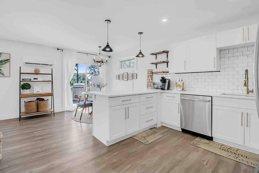 2 Bedroom Getaway On The River/Close To Marina Belle River エクステリア 写真